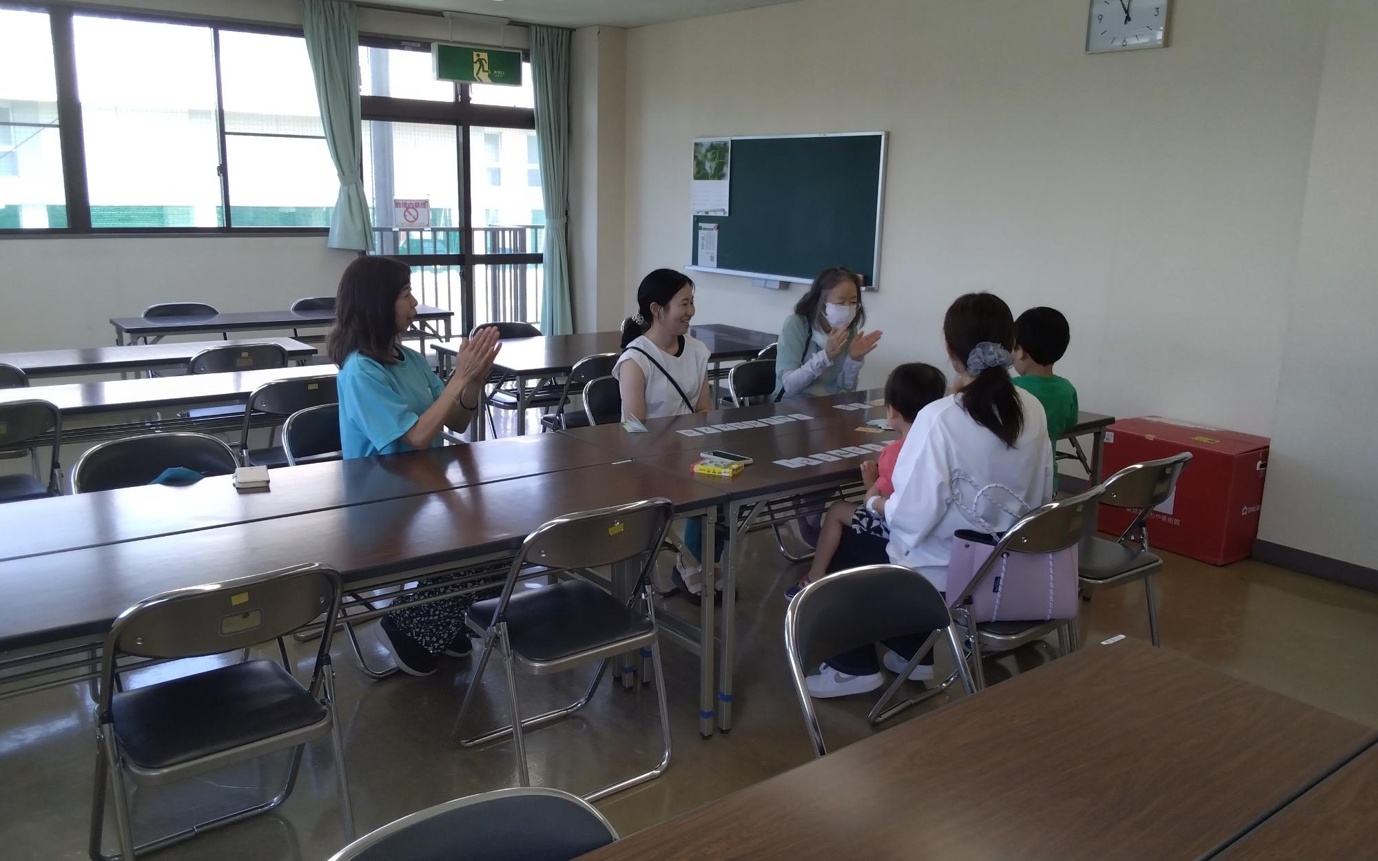 カードゲームで遊んでいる様子