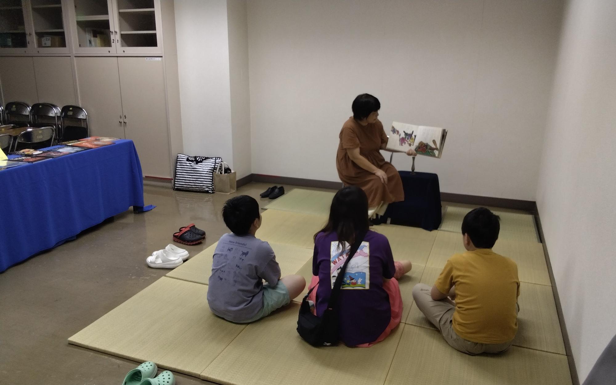 「こわーいお話」読み聞かせの様子