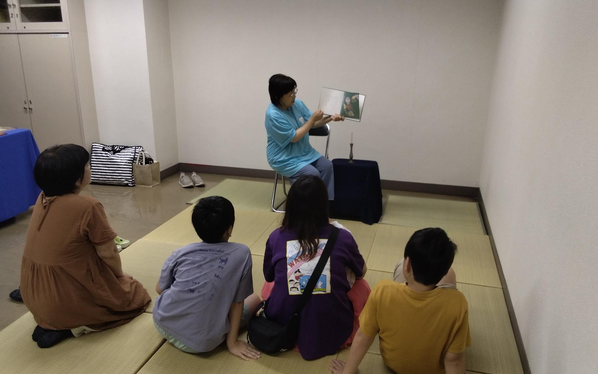 「こわーいお話」の絵本を読み聞かせしている様子