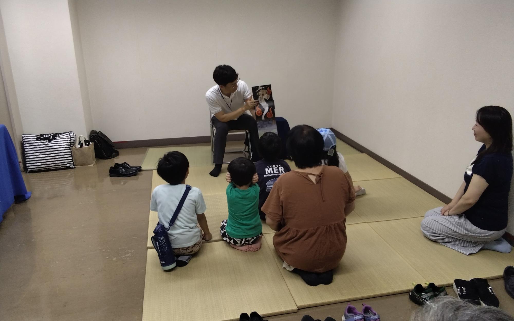 「こわーいお話」の絵本を読み聞かせしている様子2