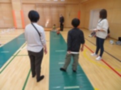 ミニボウリングを楽しむ子どもの様子