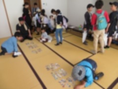 カルタ取りをする子どもたちの様子