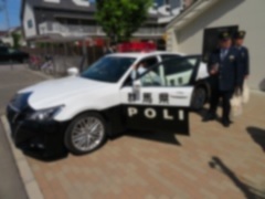 警察車両にのる子ども