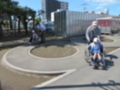 車椅子を体験する子どもたちの様子