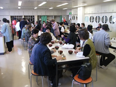 にぎわうふれあい会食会