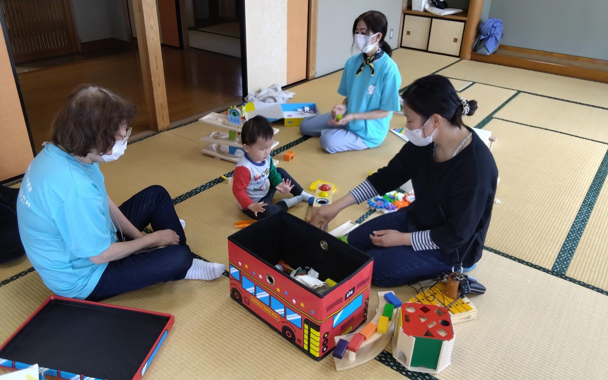 親子で遊んでいる様子01