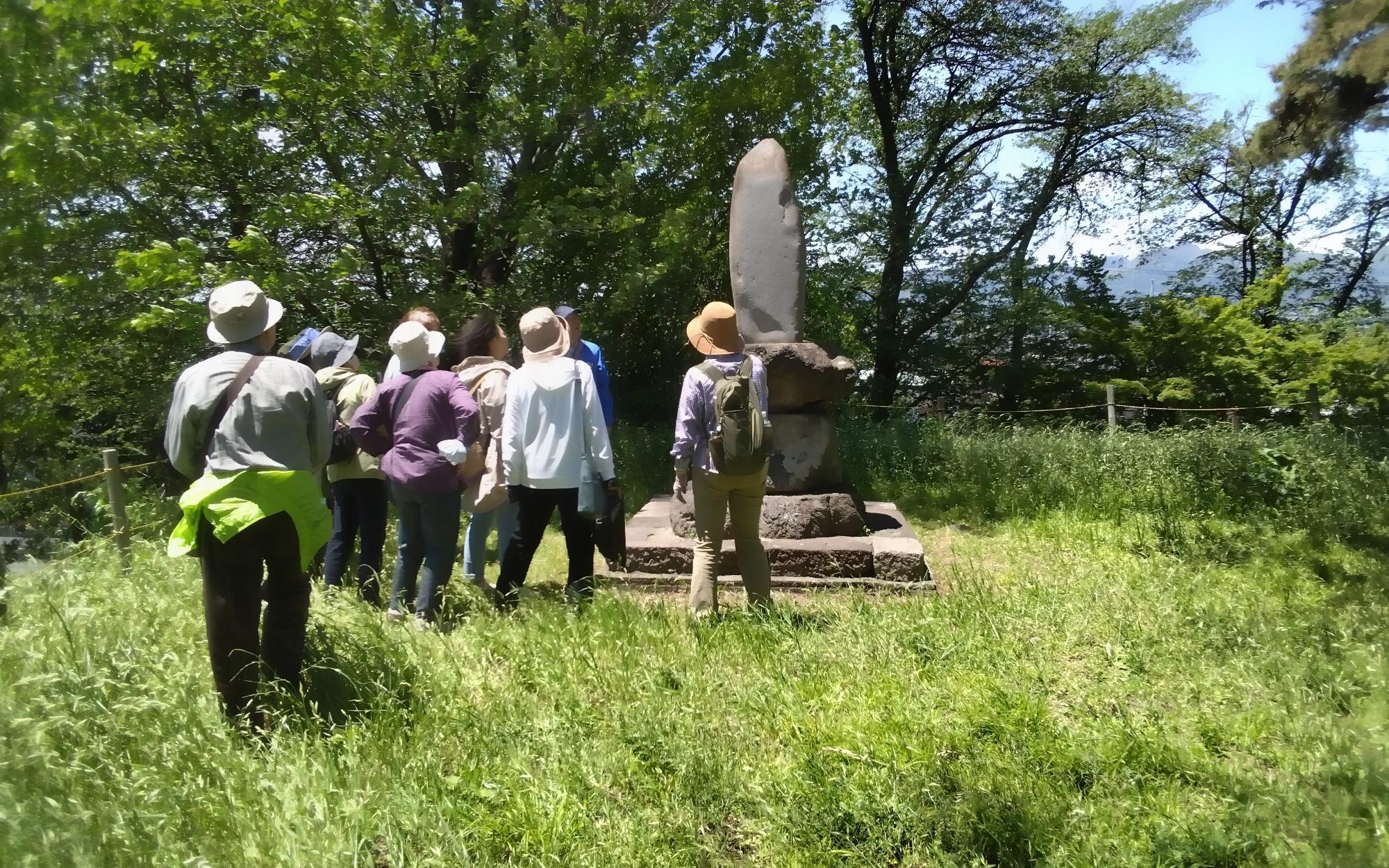 総社二子山古墳を見学する参加者
