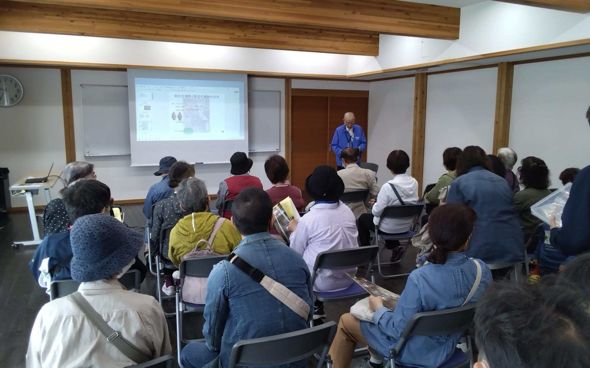 総社歴史資料館でガイドから説明を聞く参加者