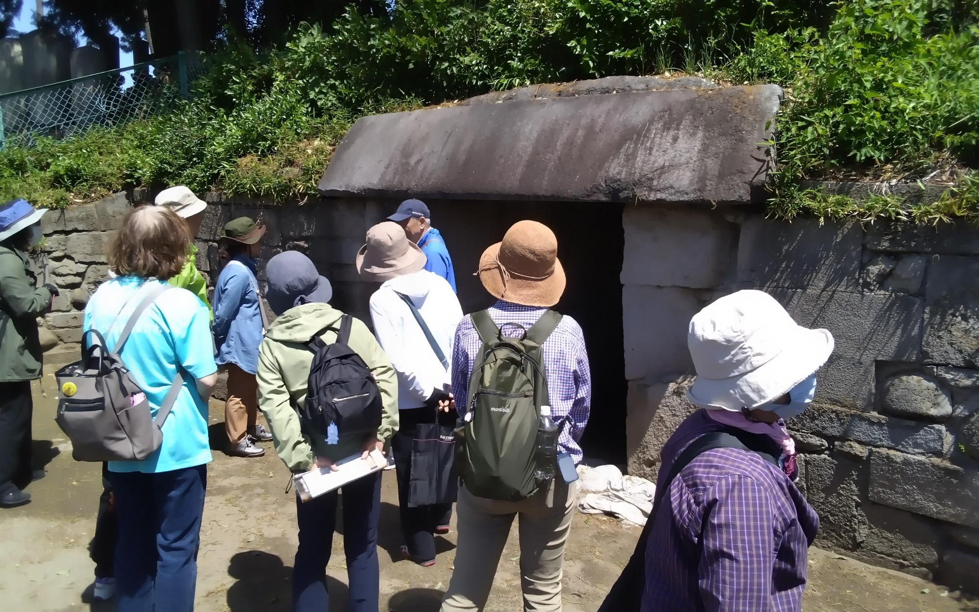 宝塔山古墳石室前で説明を受ける参加者