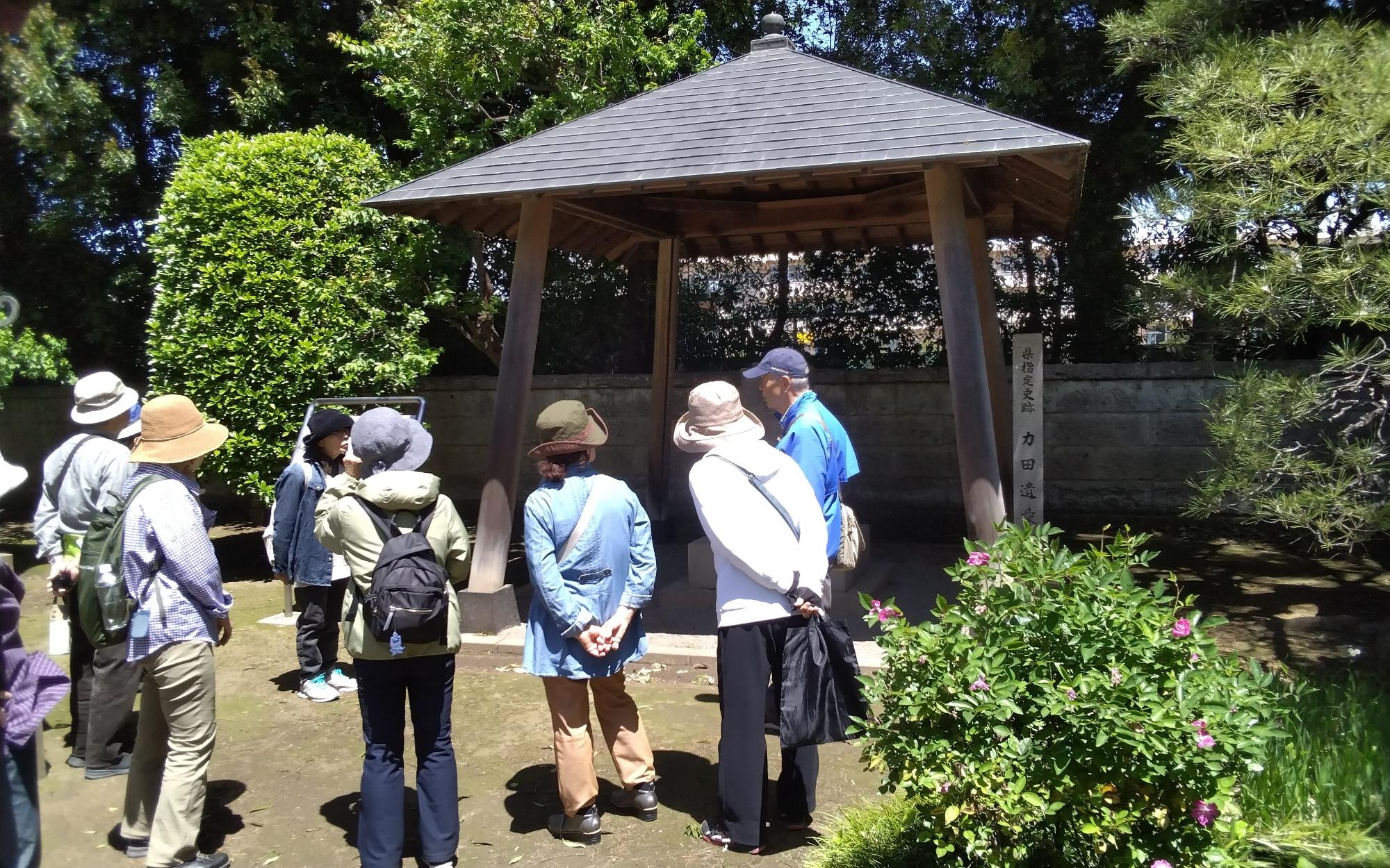 光厳寺内の力田遺愛碑を見学する参加者