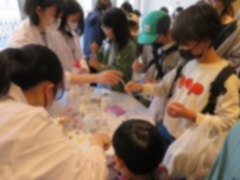 科学コーナーでスライム作りを楽しむ子どもたちの様子