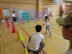 ストラックアウトで思い切りボールを投げる子どもの様子