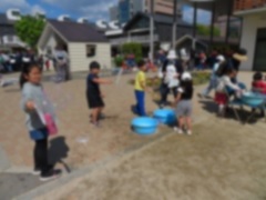シャボン玉に夢中な子どもたちの様子