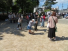 昔遊びコーナーの竹馬で遊ぶ親子の様子