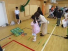 輪投げに挑戦する子どもの様子