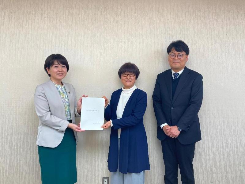 提言書を手渡している写真