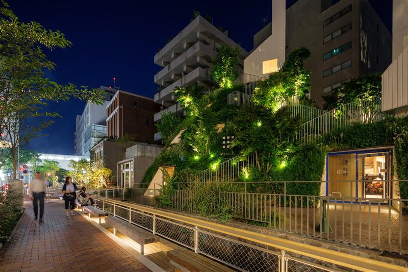 アーバンデザインにより新しくなった馬場川通りと、白井屋ホテルの様子
