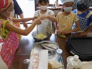 きよさと焼き教室で生地から作る生徒たち