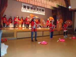 文化祭のステージにたつ子供八木節のみなさん