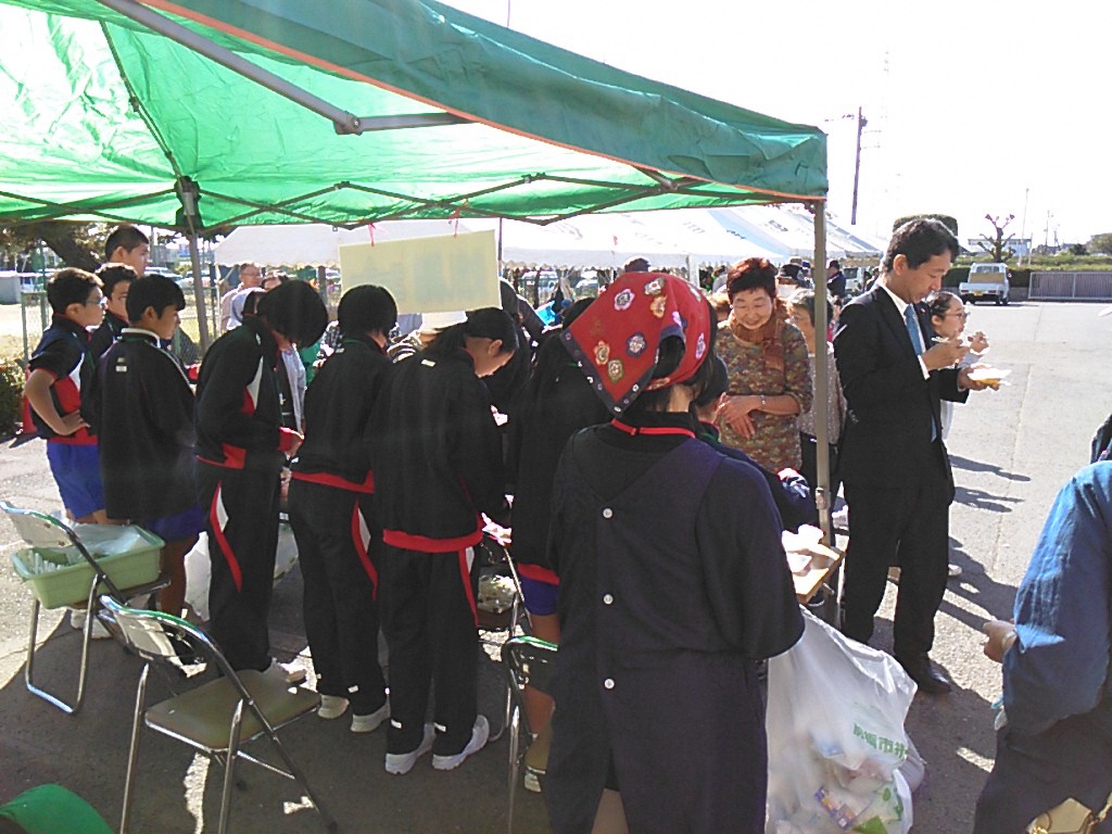 試食コーナー中学生ボランティア