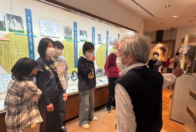 文学館で朔太郎について学ぶ写真