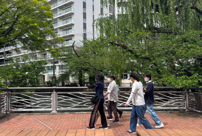 広瀬川を散歩する写真