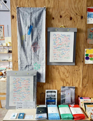 カレンダーと手ぬぐいの販売の様子