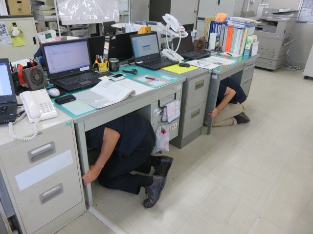 画像:机の下にかくれている写真です。