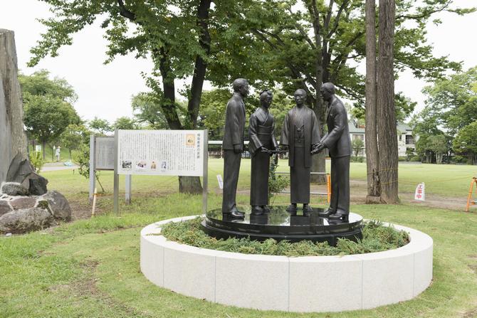 「楫取素彦と松陰の短刀」銅像全景