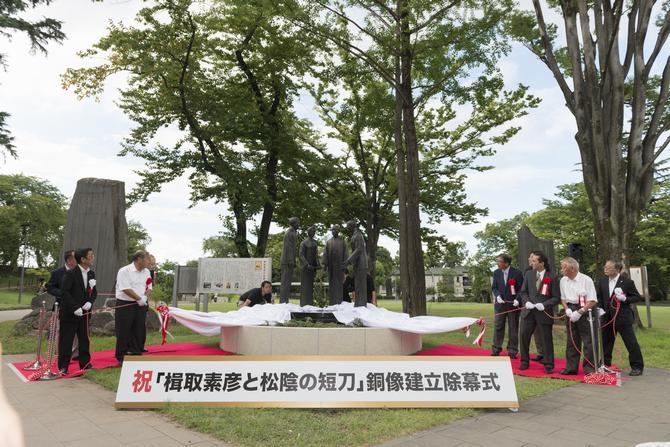 除幕により初めて衆目の前に現われる銅像