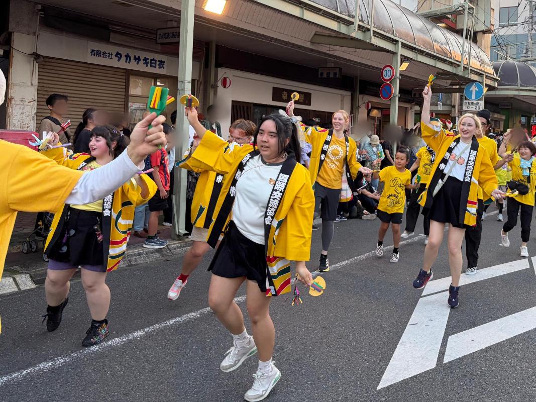 外国人の皆さんのだんべえ踊り