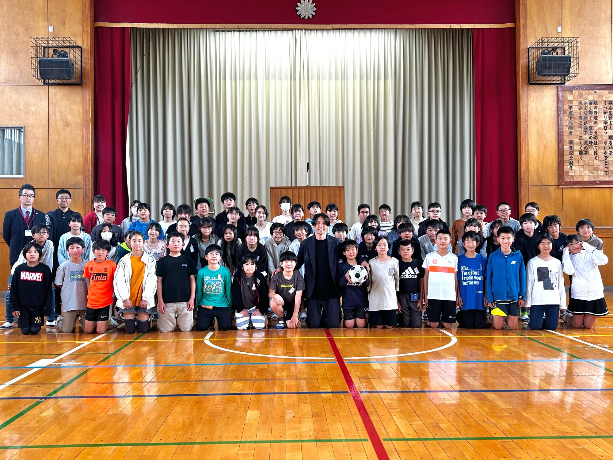株式会社ザスパ細貝代表取締役社長と時沢小学校の小学生
