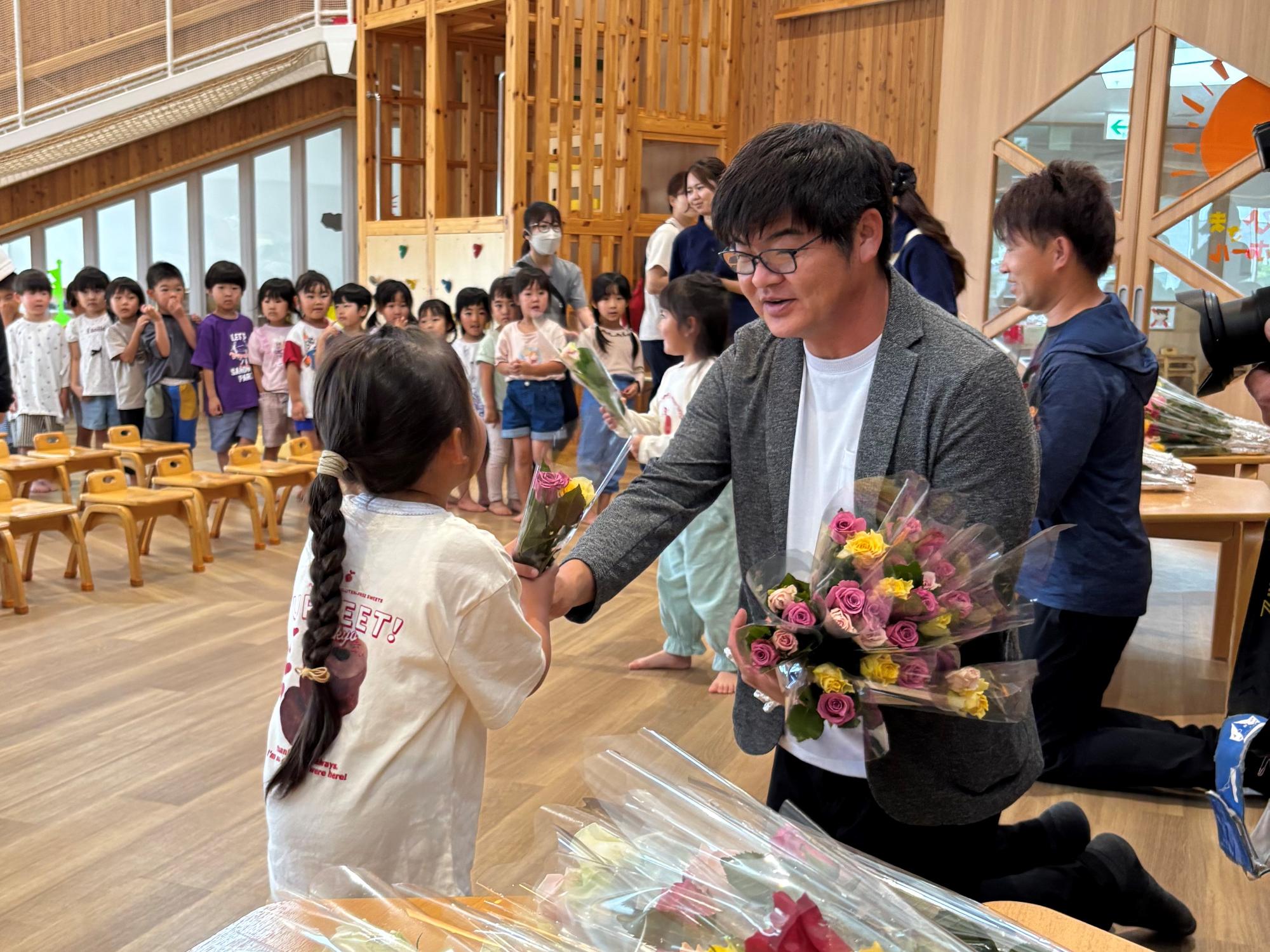 生産者から園児に渡している様子