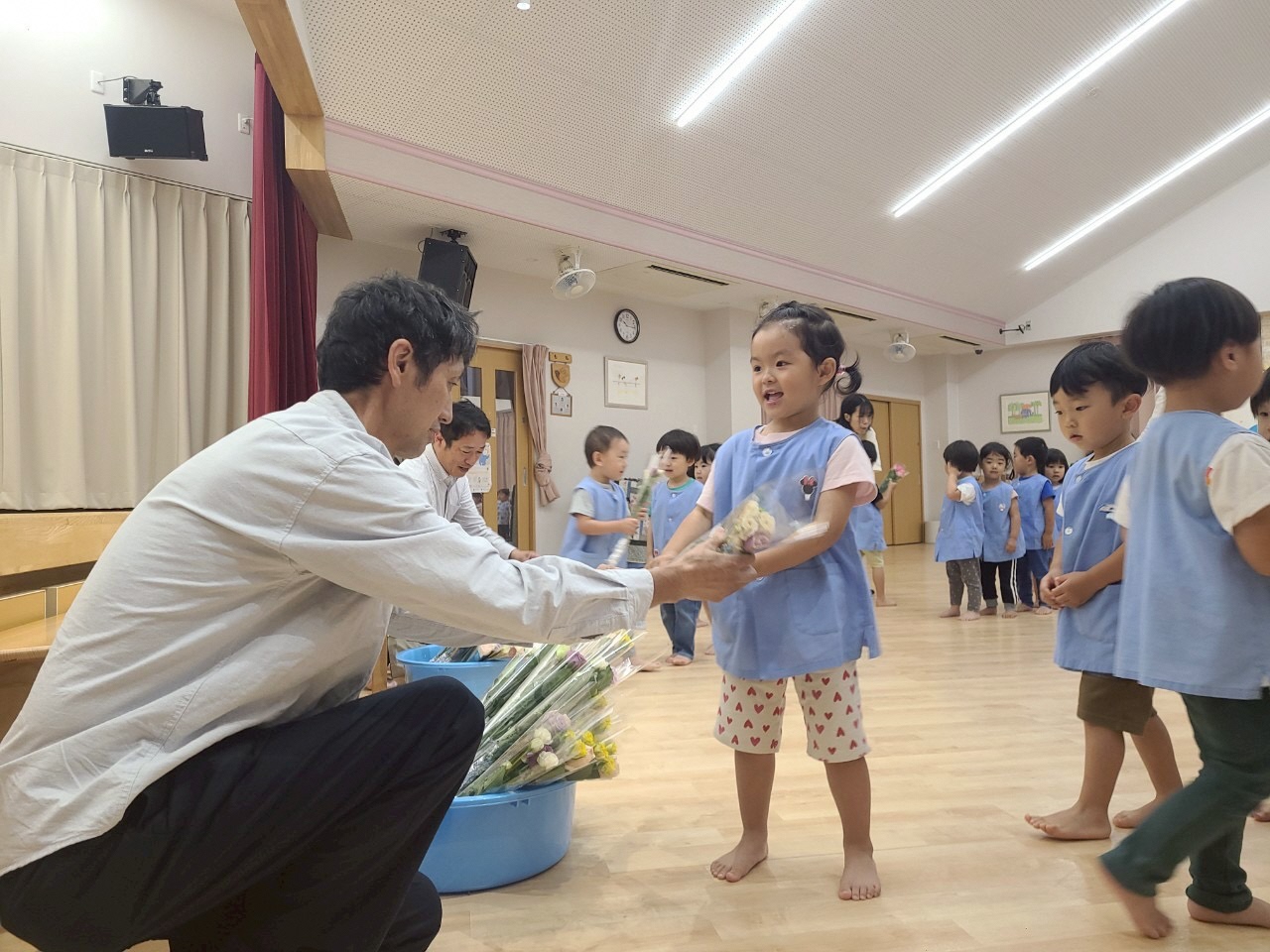 生産者から園児にバラを渡す様子