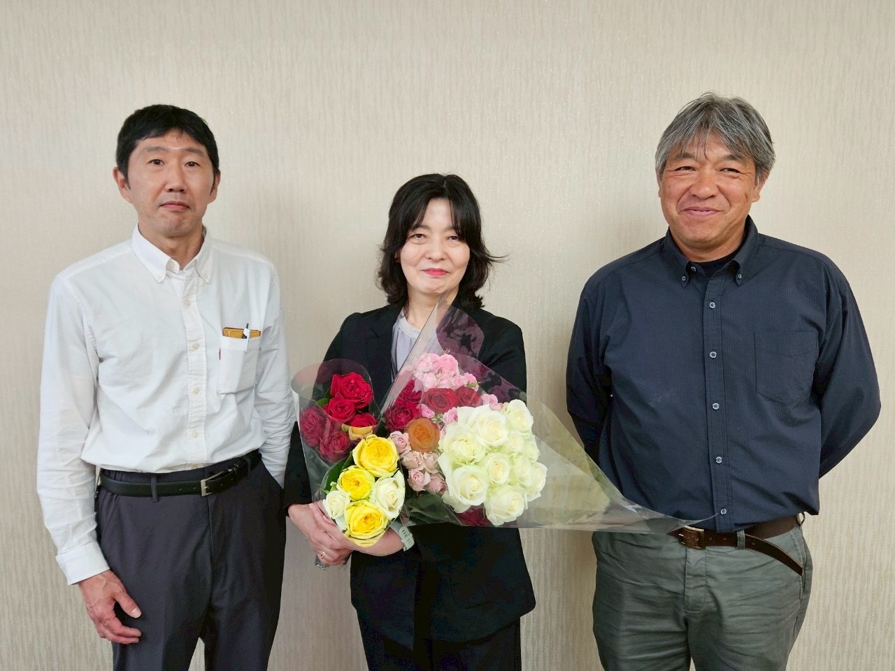 生産者から細谷副市長へバラ贈呈