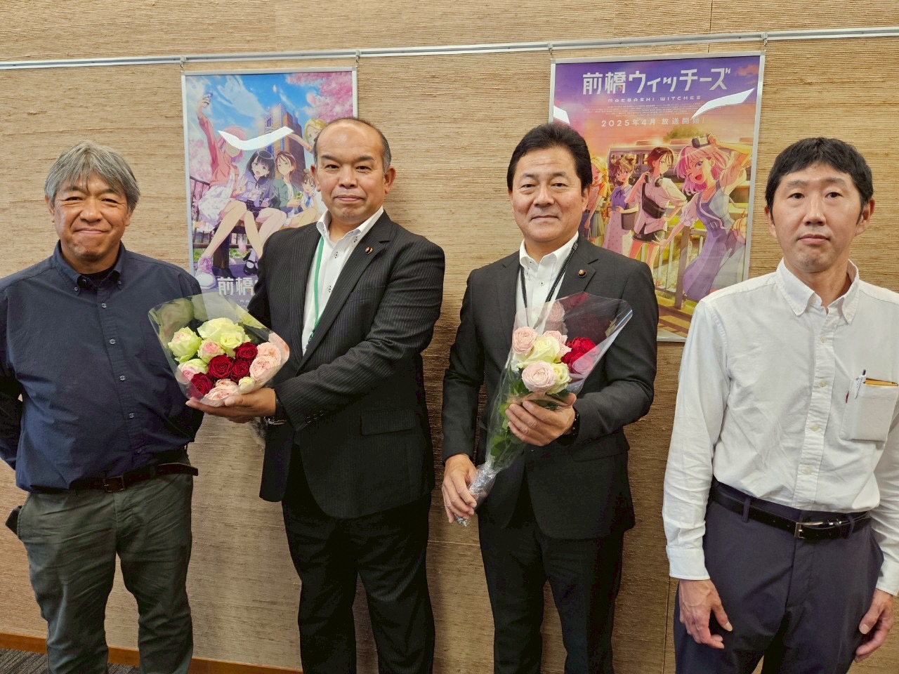 笠原議長、新井副議長へバラ贈呈