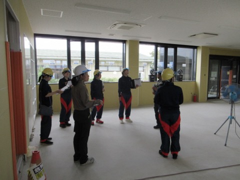 建築工事の建物内で工事現場の状況を確認している様子