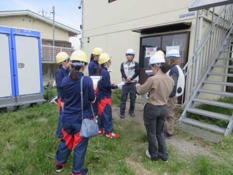 工事現場の状況について説明を受けている様子