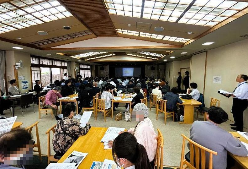シンポジウム会場の講演中の様子