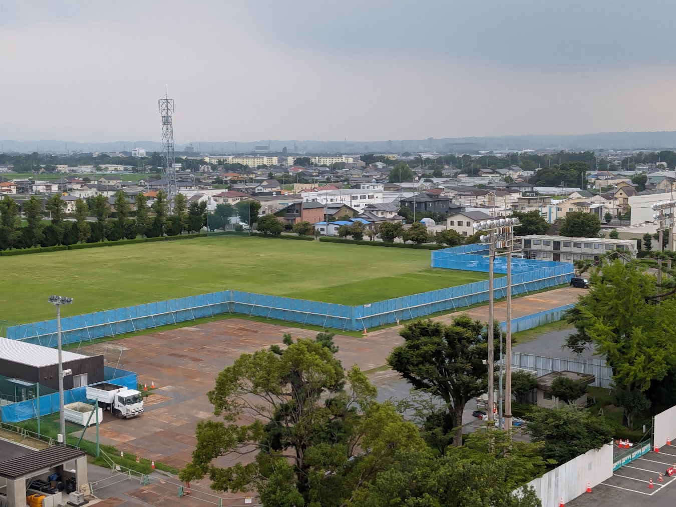 仮囲いと現場事務所の写真