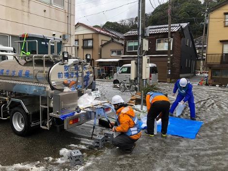 公民館で給水活動
