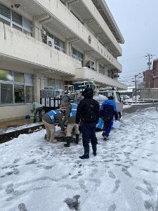 雪の中の給水活動