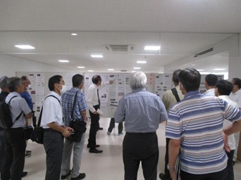 生涯学習フェスティバル「わがまち広報紙まつり」の説明に聞き入る奨励員の皆さん