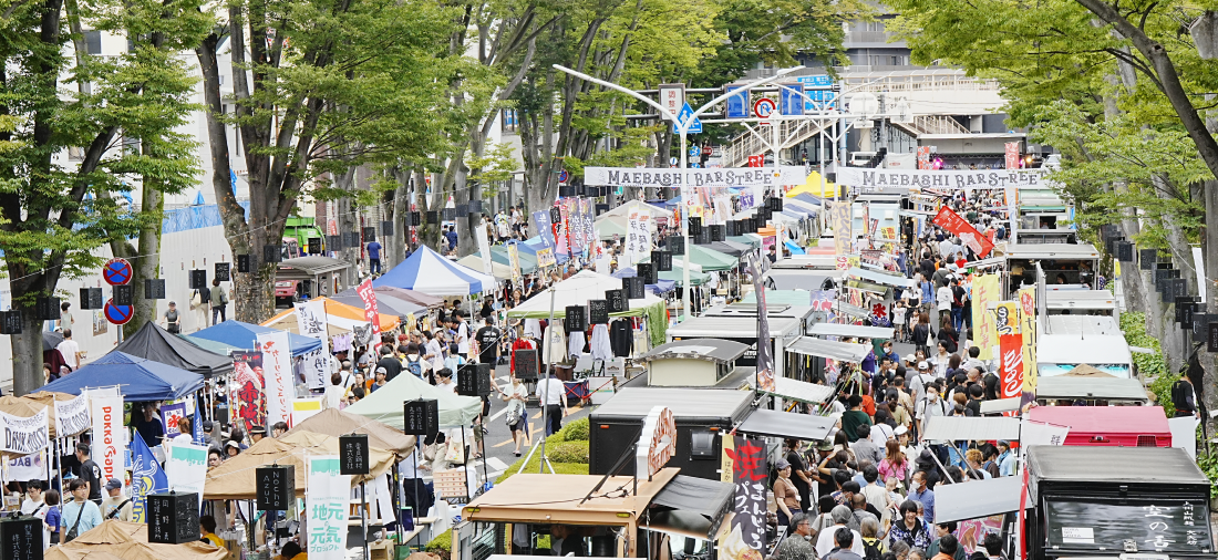 MAEBASHI BARSTREETの様子 トラックやテント型の店舗が道路に並び多くの人が集まっている