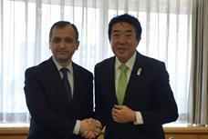 ウズベキスタン大使による市長表敬訪問で大使と握手する市長の写真です。