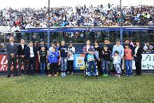 西武ライオンズのホーム戦に招待された前橋特別支援学校の生徒たちが球場内で集合写真撮影