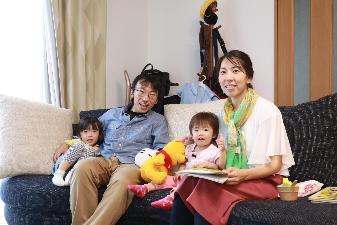 空き家をリフォームして住んでいる武田さん家族の集合写真