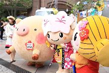 前橋市のローズクイーンと前橋、水戸、宇都宮のマスコットキャラクターが並んだ集合写真