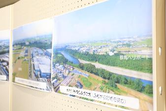 壁に貼られた、利根川の新橋建設予定地の俯瞰写真