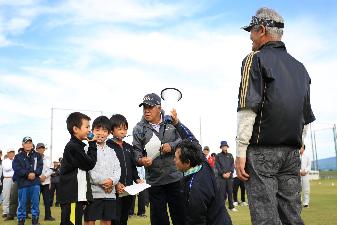 グラウンドゴルフ大会の開会式で元気よく選手宣誓をする子どもたちとお年寄りの参加者